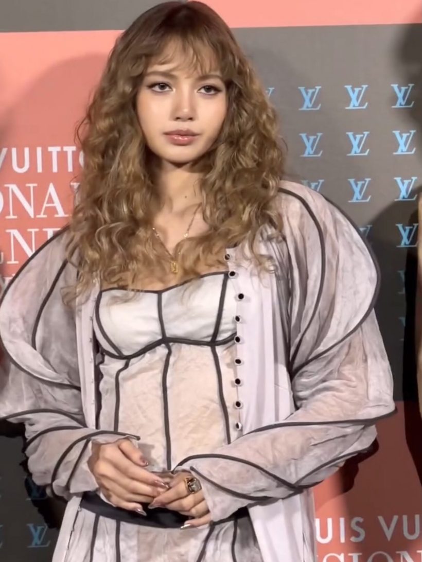 ดาเมจแรงมาก! ส่องลุค "ลิซ่า" ในงาน Louis Vuitton น่ารักจนใจเจ็บ