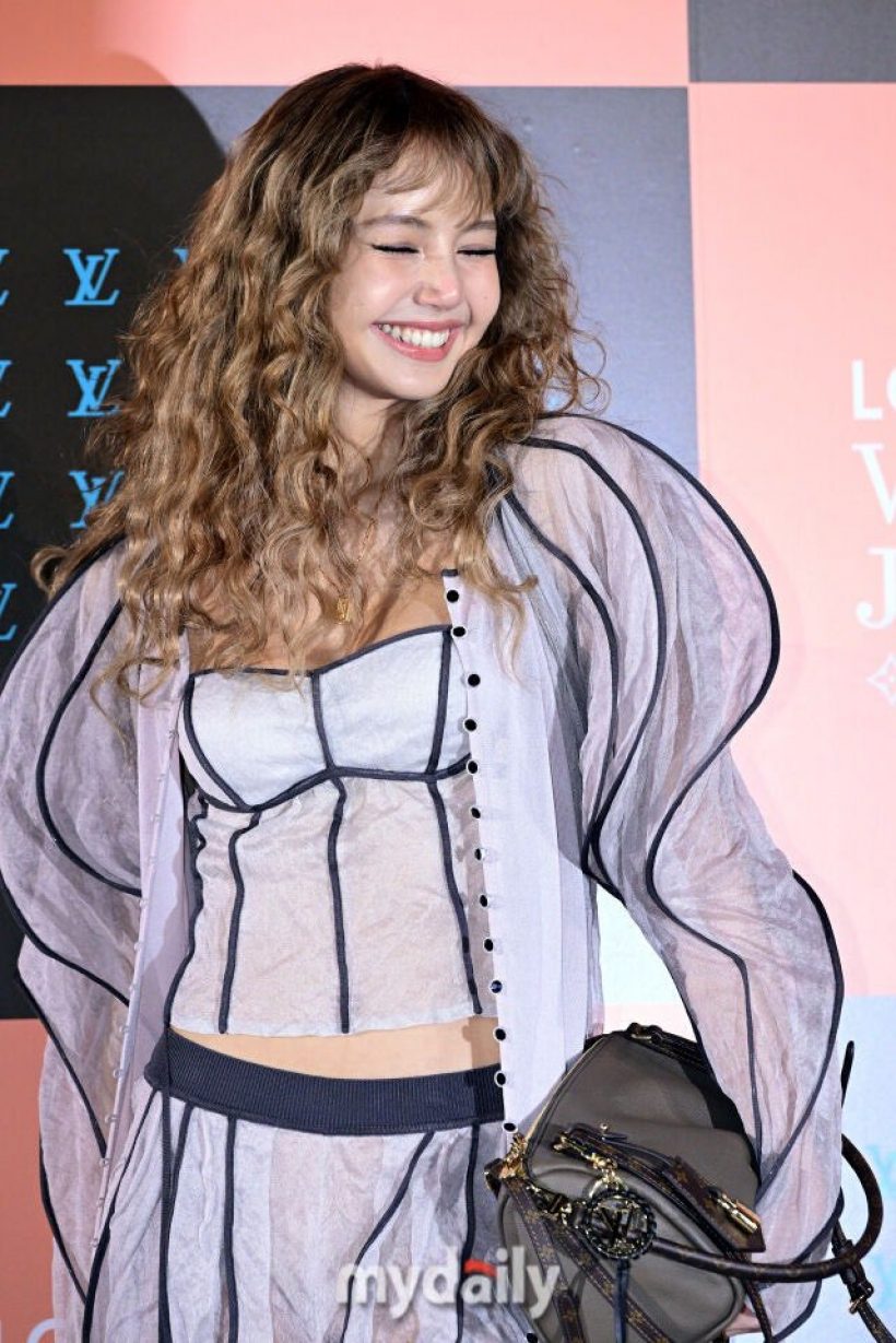 ดาเมจแรงมาก! ส่องลุค "ลิซ่า" ในงาน Louis Vuitton น่ารักจนใจเจ็บ