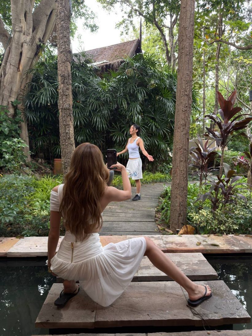 หลุดภาพเบื้องหลัง ลิซ่า ที่ทะเลบัวแดง สวยทั้งคนทั้งวิว