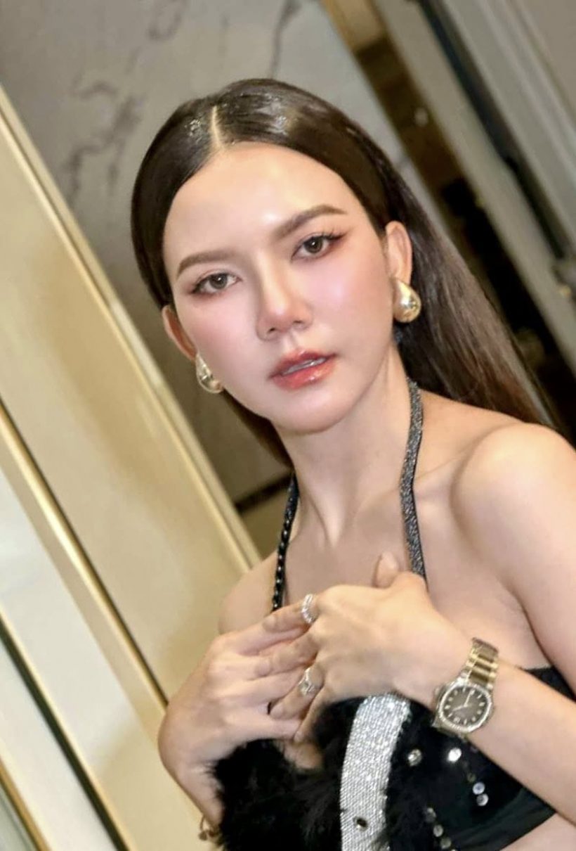 นักร้องสาว โผล่คอมเมนต์ อิจฉา โบว์ เมลดา หลัง อาเล็ก บินหา ที่ลอนดอน