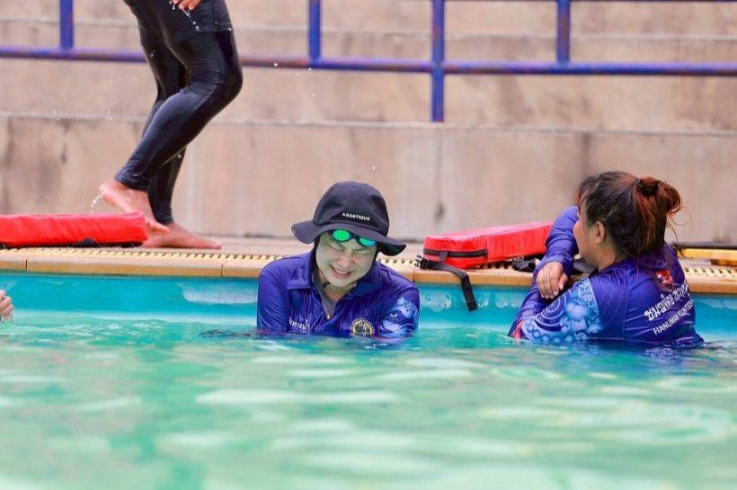 ฮือฮาทั้งชั้นเรียน! ดาราสาวตัวท็อป สายลุย เรียนกู้ภัยทางน้ำ