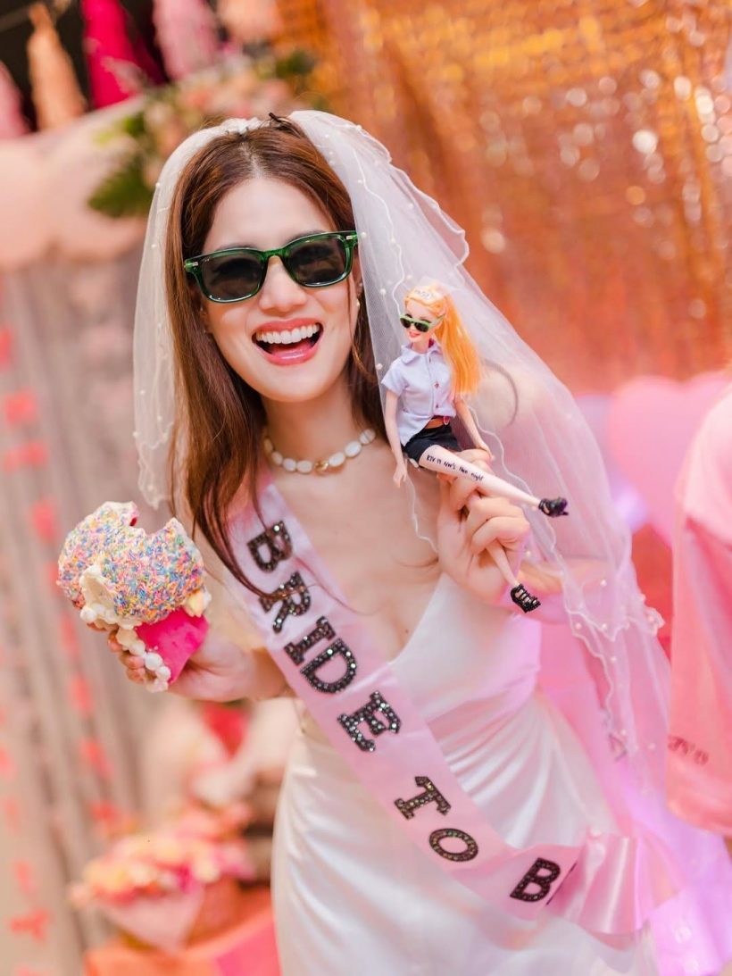 นางเอกดังสนุกสุดเหวี่ยง ถูกเพื่อนๆสมัยเรียน จัดปาร์ตี้สละโสด