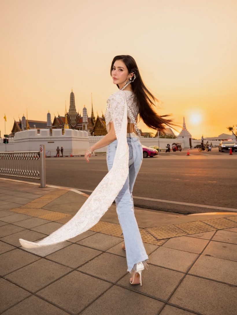 ศรีริต้า เสิร์ฟลุค ห่มสไบใส่ยีนส์ สวยเผื่อคนทั้งโลกเเล้ว