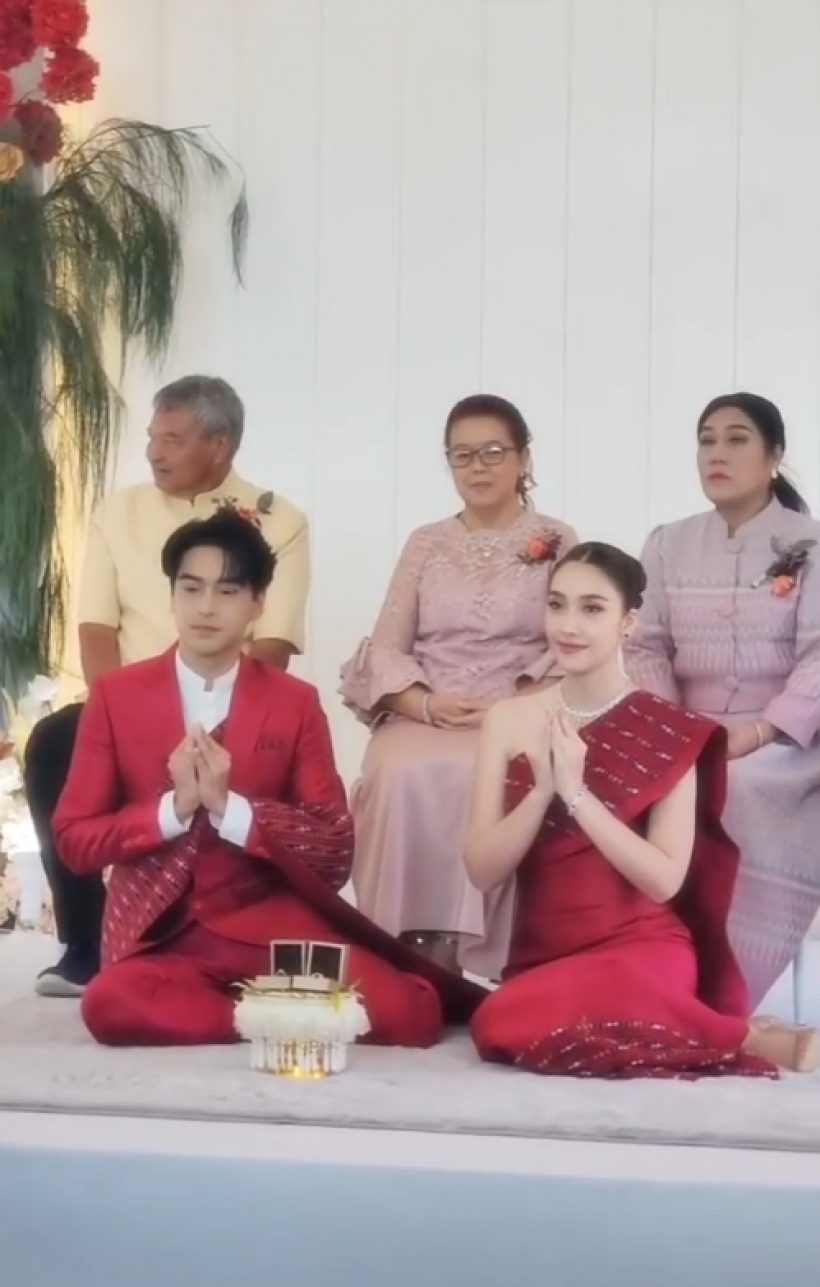 ชื่นมื่น! พระนางชื่อดังช่อง7 ควงคู่ เข้าพิธีผูกข้อมือตามประเพณี