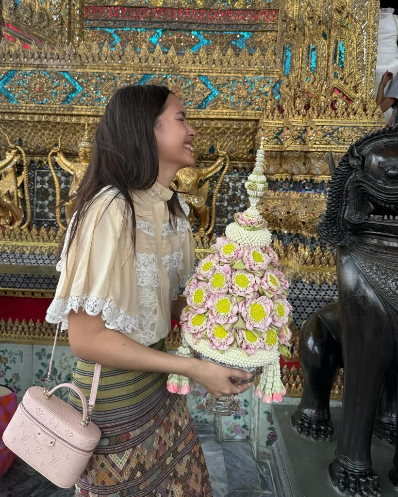 ส่องๆ ณเดชน์ญาญ่า สักการะพระแก้วมรกต ทำบุญแบบใดให้เหมือนงานแต่ง