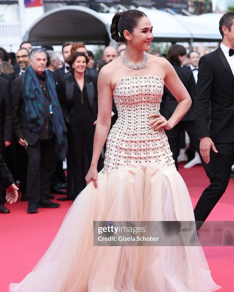 สวยจึ้งใจ! ชมพู่ พา SIRAVANNAVARI ฉายแสงกลางพรมแดงคานส์