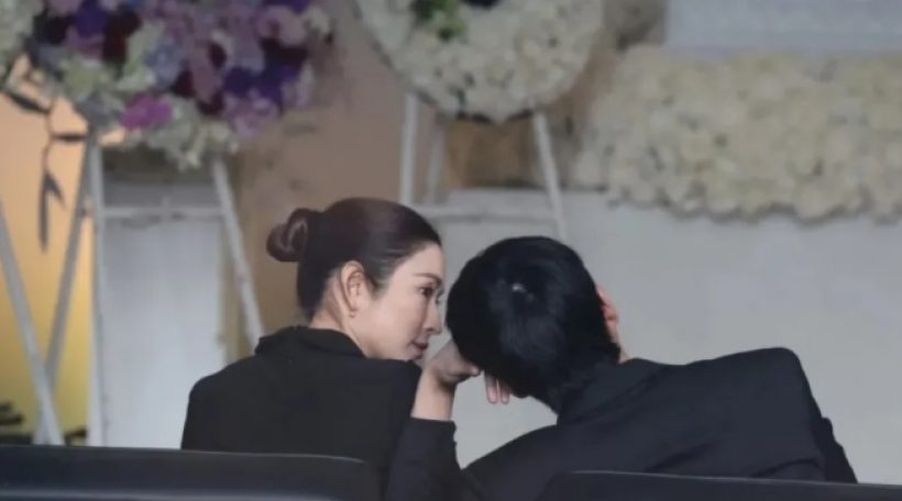 นาทีบีบหัวใจ!นนกุลซบไหล่แอฟในพิธีศพคุณแม่ผู้เป็นที่รัก