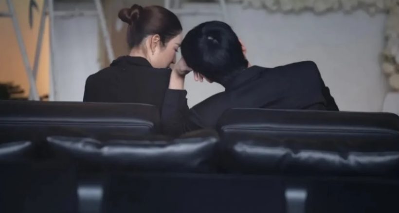 นาทีบีบหัวใจ!นนกุลซบไหล่แอฟในพิธีศพคุณแม่ผู้เป็นที่รัก