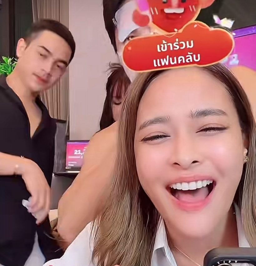 ชาวเน็ตสังเกตสีหน้า สงสารเจนนี่-ยิว ช่วงคู่รักพระนางขายของ