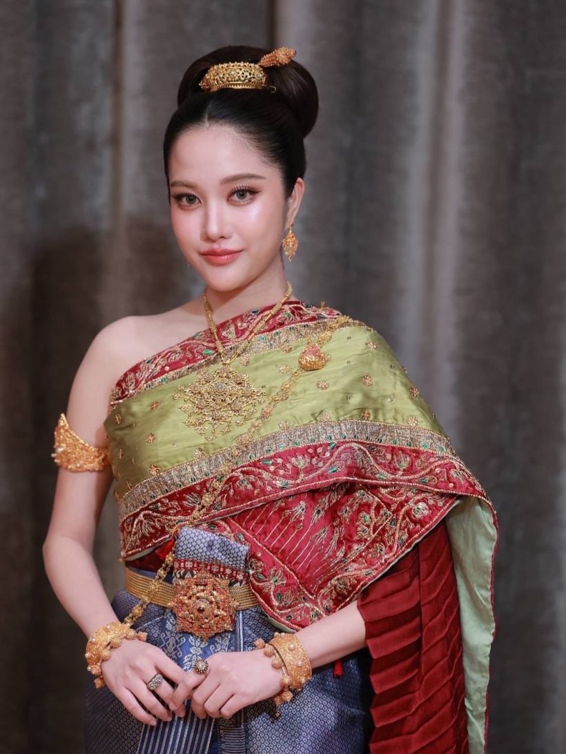 งดงามราวต้องมนตร์ ฟรีน สโรชา ฉายออร่าในชุดไทยจักรพรรดิ