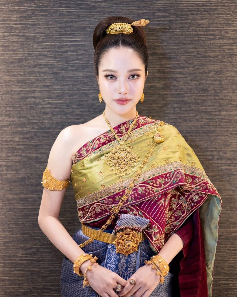 งดงามราวต้องมนตร์ ฟรีน สโรชา ฉายออร่าในชุดไทยจักรพรรดิ