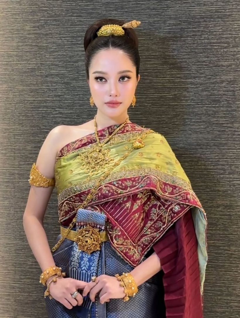 งดงามราวต้องมนตร์ ฟรีน สโรชา ฉายออร่าในชุดไทยจักรพรรดิ