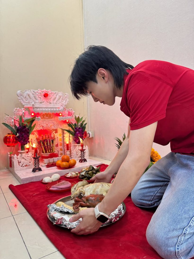 พร้อม ทีปกร เปิดภาพไหว้ตรุษจีน แต่บ้านแย่งซีนเต็มๆ