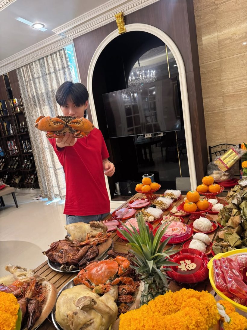 พร้อม ทีปกร เปิดภาพไหว้ตรุษจีน แต่บ้านแย่งซีนเต็มๆ