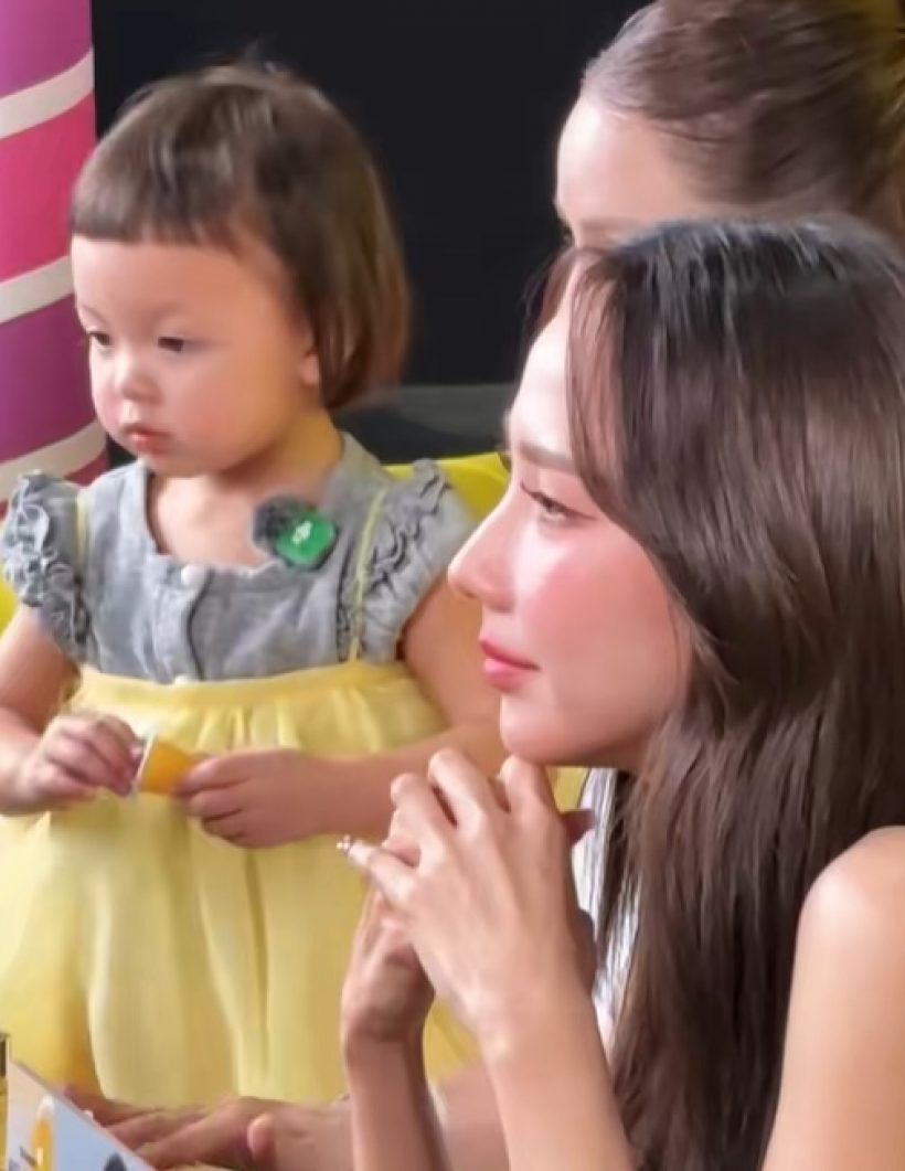 สายตาโกหกไม่ได้! น้องโมเน่ แอบมอง อั้ม พัชราภา จนโดนแซว