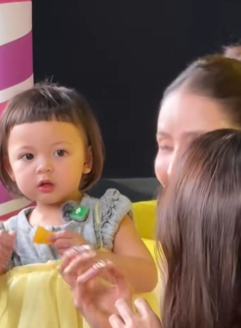 สายตาโกหกไม่ได้! น้องโมเน่ แอบมอง อั้ม พัชราภา จนโดนแซว