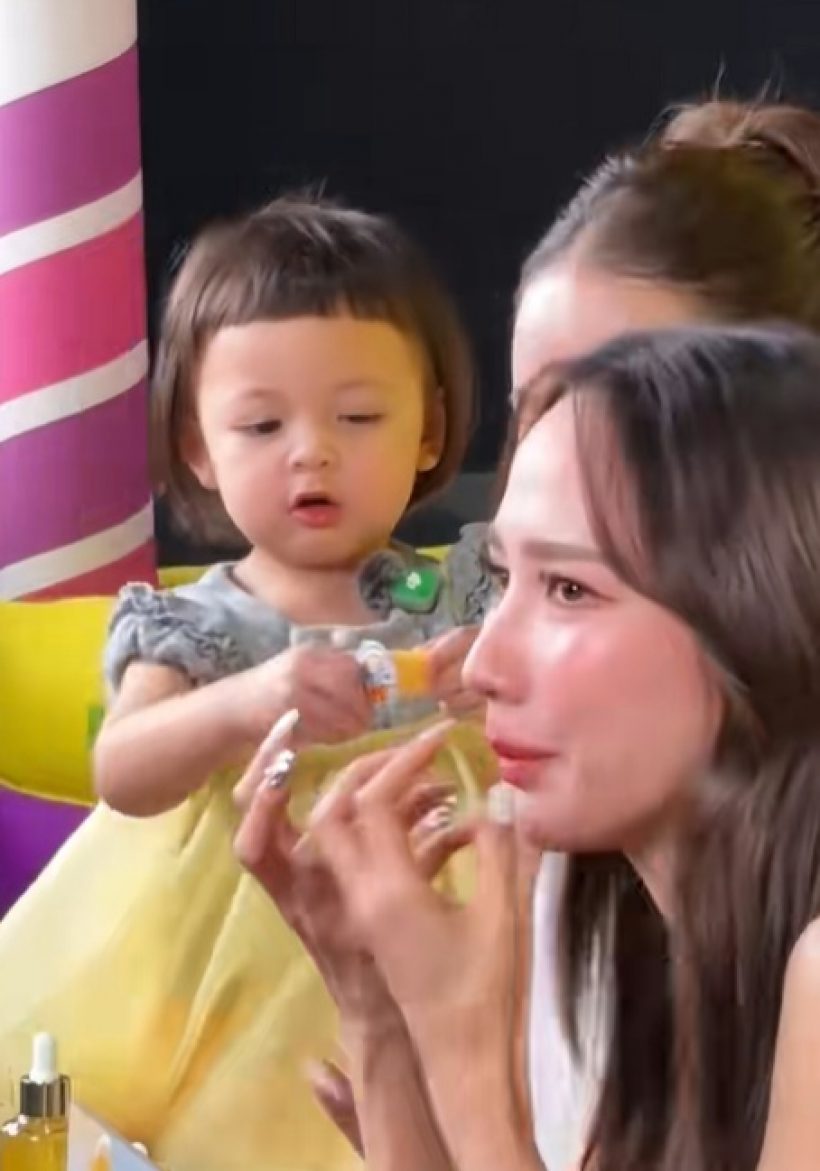 สายตาโกหกไม่ได้! น้องโมเน่ แอบมอง อั้ม พัชราภา จนโดนแซว