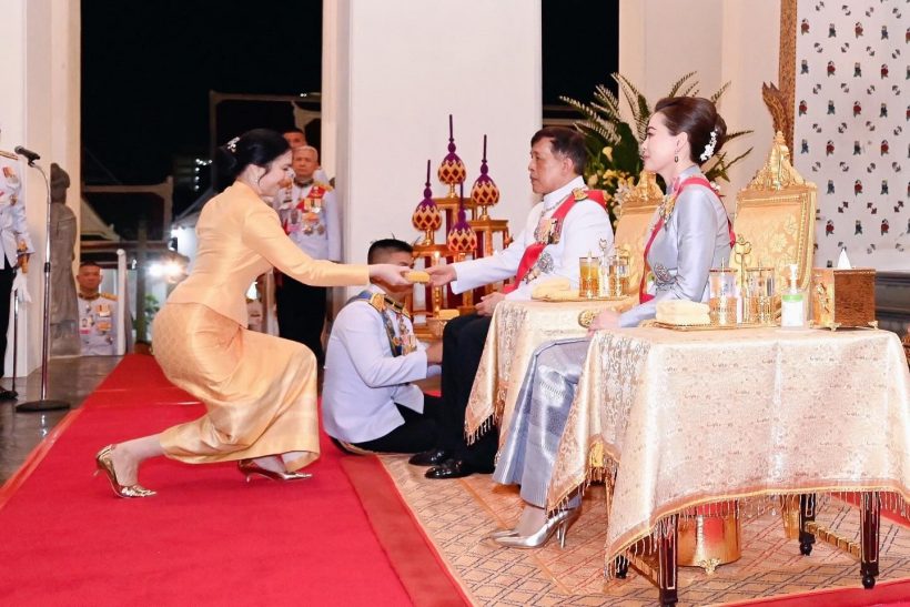 โบ ชญาดา ปิติ รับพระราชทานของที่ระลึกจากพระหัตถ์ในหลวง