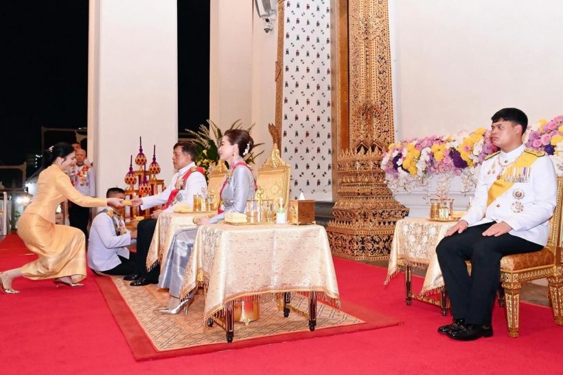 โบ ชญาดา ปิติ รับพระราชทานของที่ระลึกจากพระหัตถ์ในหลวง