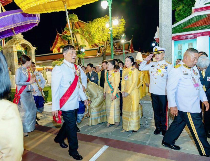 โบ ชญาดา ปิติ รับพระราชทานของที่ระลึกจากพระหัตถ์ในหลวง