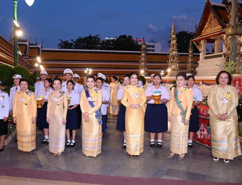 โบ ชญาดา ปิติ รับพระราชทานของที่ระลึกจากพระหัตถ์ในหลวง