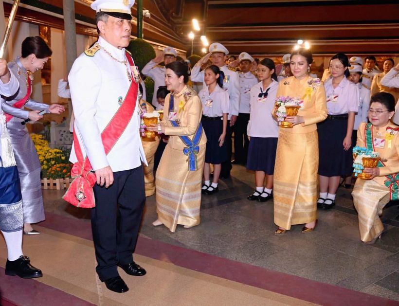 โบ ชญาดา ปิติ รับพระราชทานของที่ระลึกจากพระหัตถ์ในหลวง