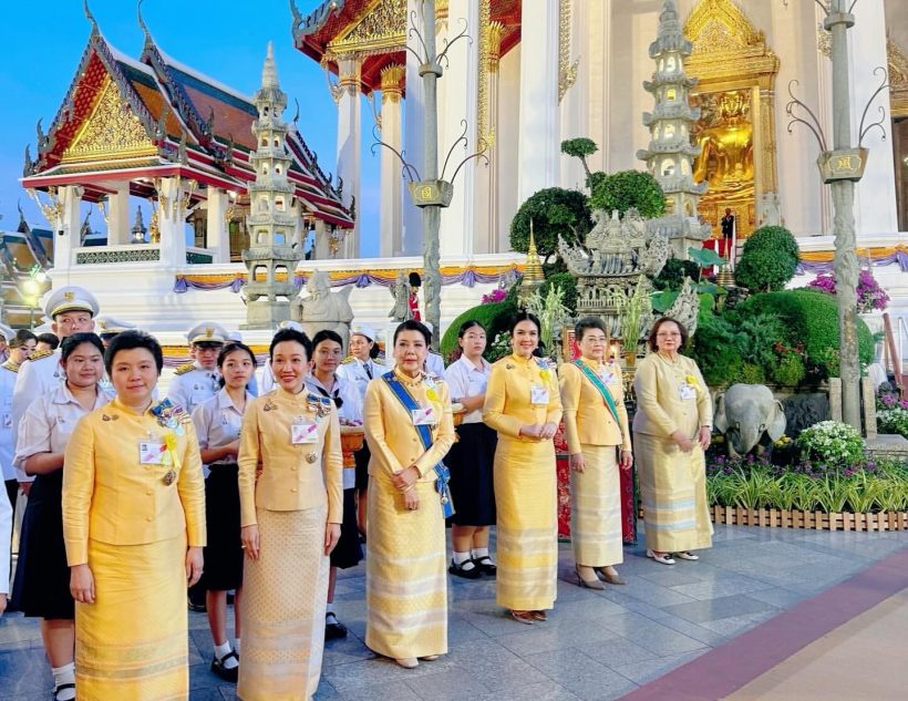โบ ชญาดา ปิติ รับพระราชทานของที่ระลึกจากพระหัตถ์ในหลวง