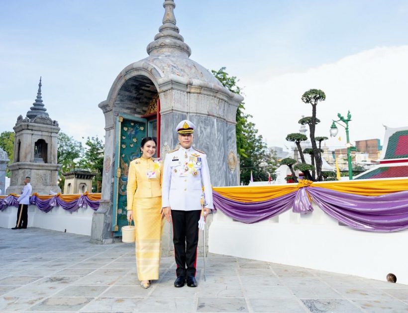 โบ ชญาดา ปิติ รับพระราชทานของที่ระลึกจากพระหัตถ์ในหลวง