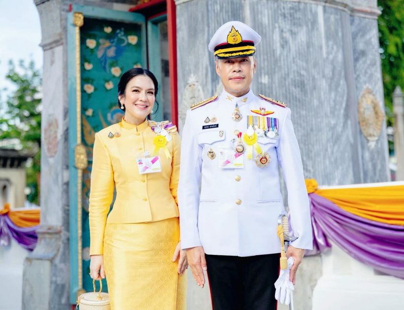 โบ ชญาดา ปิติ รับพระราชทานของที่ระลึกจากพระหัตถ์ในหลวง