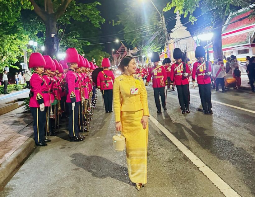 โบ ชญาดา ปิติ รับพระราชทานของที่ระลึกจากพระหัตถ์ในหลวง