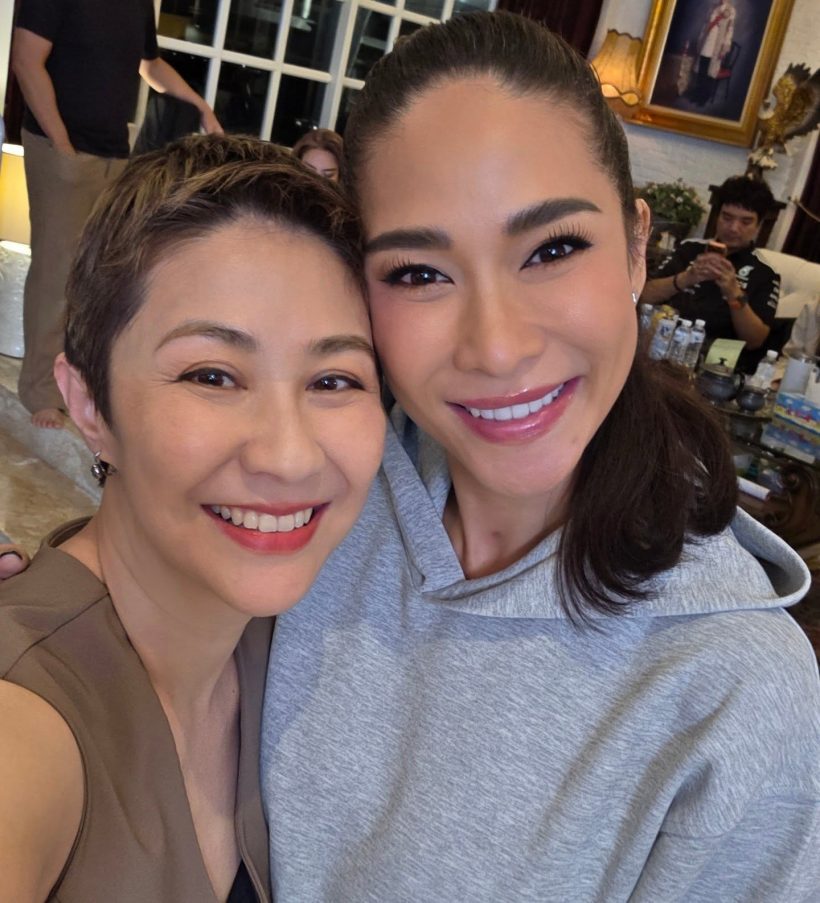 บีบหัวใจ! 2 ซุปตาร์ กอดให้กำลังใจ หลังผ่านมรสุมโรคร้าย