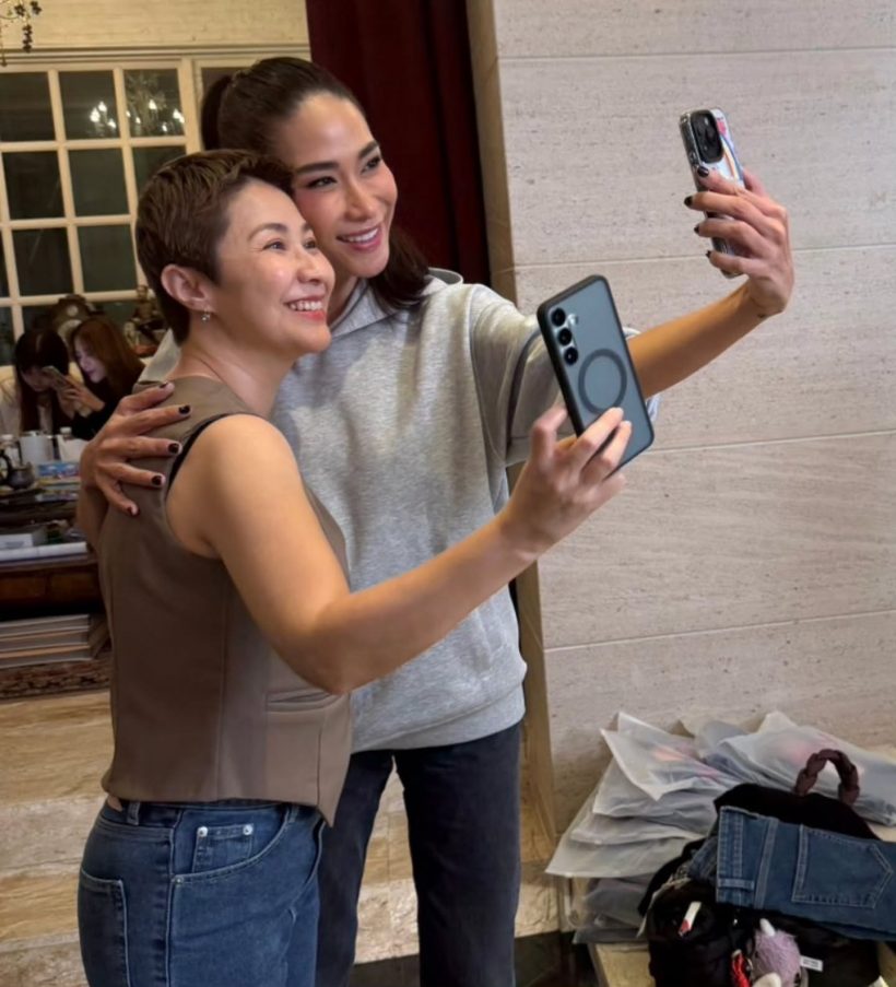 บีบหัวใจ! 2 ซุปตาร์ กอดให้กำลังใจ หลังผ่านมรสุมโรคร้าย