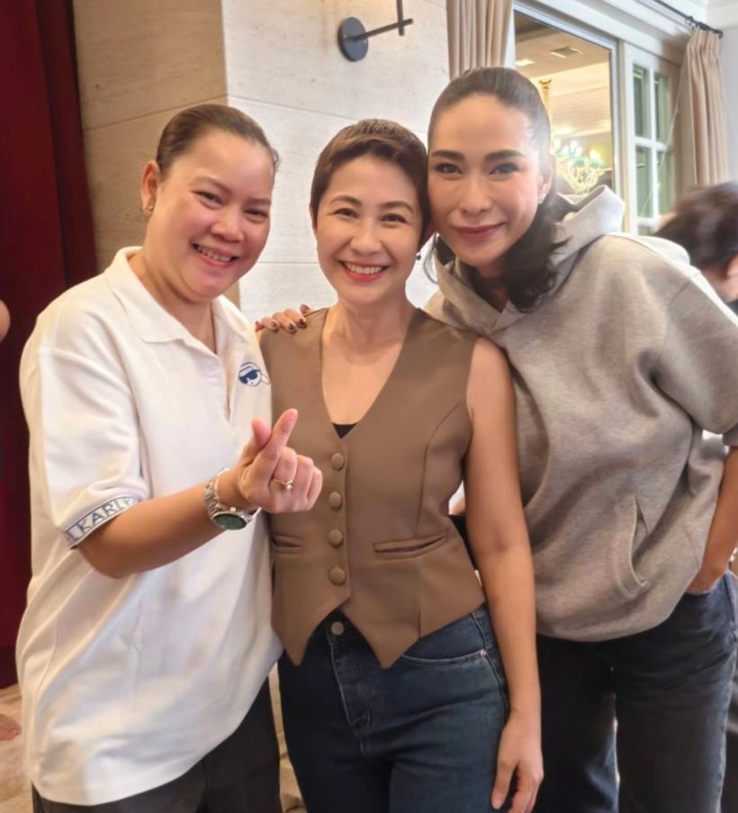 บีบหัวใจ! 2 ซุปตาร์ กอดให้กำลังใจ หลังผ่านมรสุมโรคร้าย