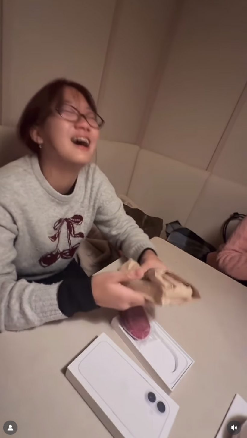 น้องวันใหม่ ดีใจจนร้องไห้ โดนพี่ๆเซอร์ไพรส์ของขวัญสุดพีค