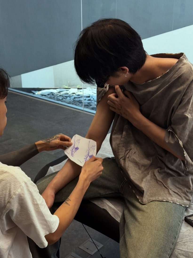 อย่างเท่! พระเอกฮอต โชว์ลายสักใหม่ แทบเต็มตัวแล้ว