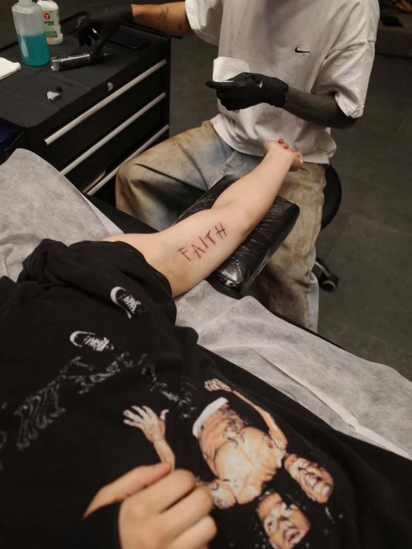 อย่างเท่! พระเอกฮอต โชว์ลายสักใหม่ แทบเต็มตัวแล้ว