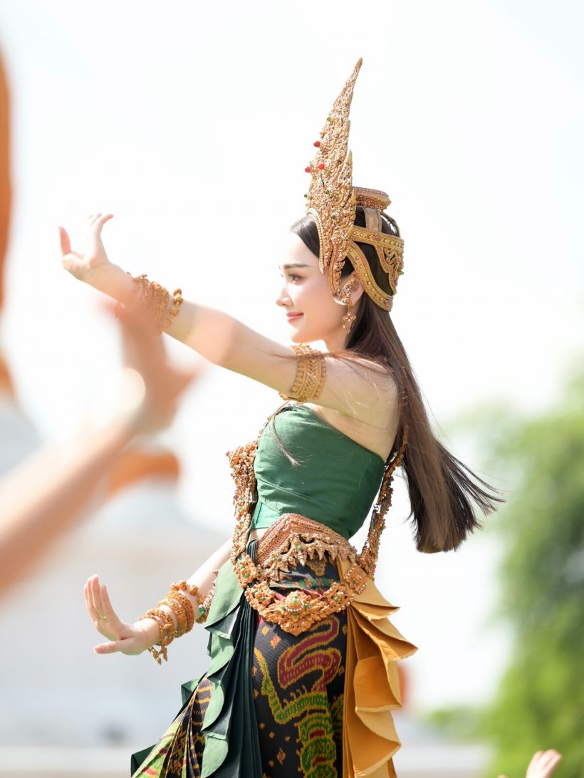 เปิดลีลาอ่อนช้อย เดียร์น่า รำถวายสิ่งศักดิ์สิทธิ์ ยอดไลก์ถล่ม