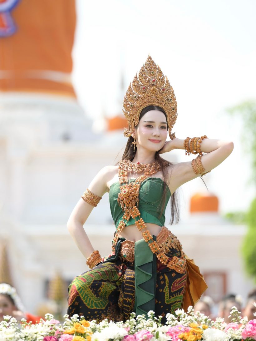 เปิดลีลาอ่อนช้อย เดียร์น่า รำถวายสิ่งศักดิ์สิทธิ์ ยอดไลก์ถล่ม