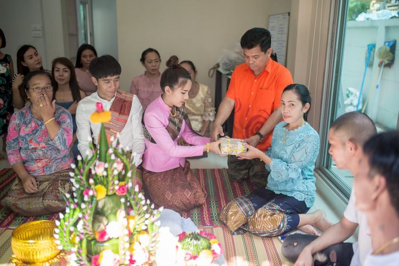 ส่องบรรยากาศงานแต่งหลักพัน นักร้องดัง เรียบง่าย แต่อบอุ่น