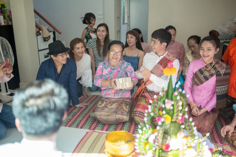 ส่องบรรยากาศงานแต่งหลักพัน นักร้องดัง เรียบง่าย แต่อบอุ่น