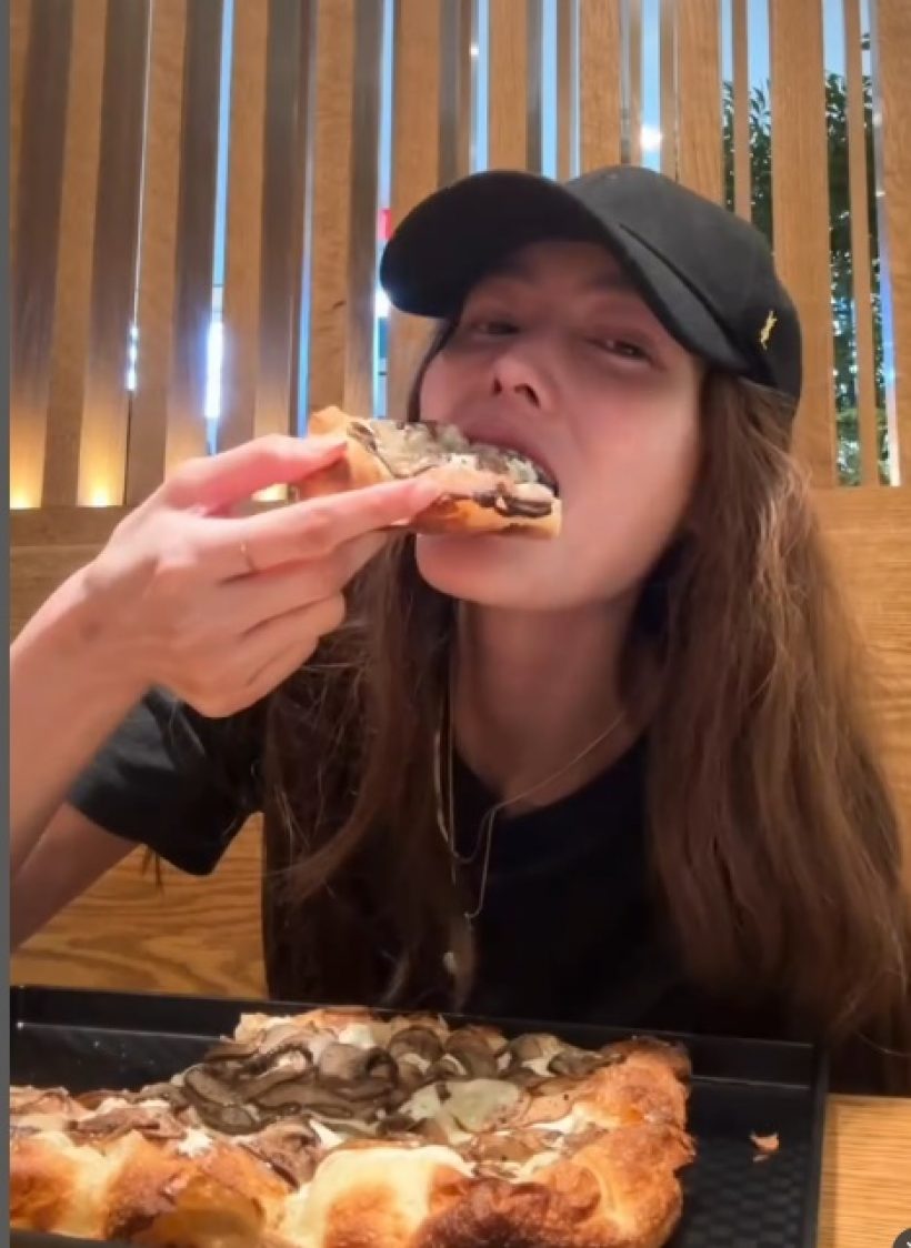 ไม่ได้กินแต่อาหารนก! "เจนี่" ฟาดพิซซ่าโชว์... แต่หุ่นยังลีนเวอร์!