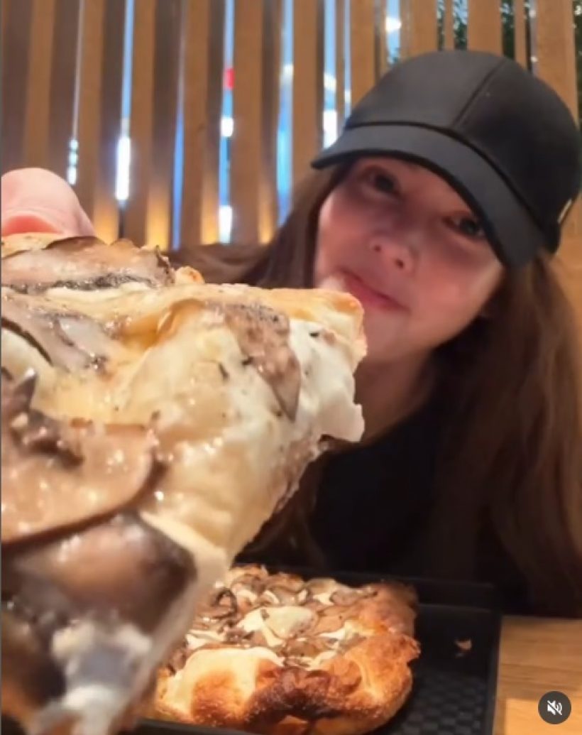 ไม่ได้กินแต่อาหารนก! "เจนี่" ฟาดพิซซ่าโชว์... แต่หุ่นยังลีนเวอร์!