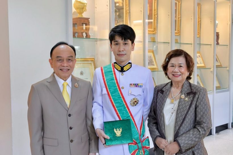 แก้มบุ๋มเคียงข้างสามี พีท รับพระราชทานเครื่องราชอิสริยาภรณ์