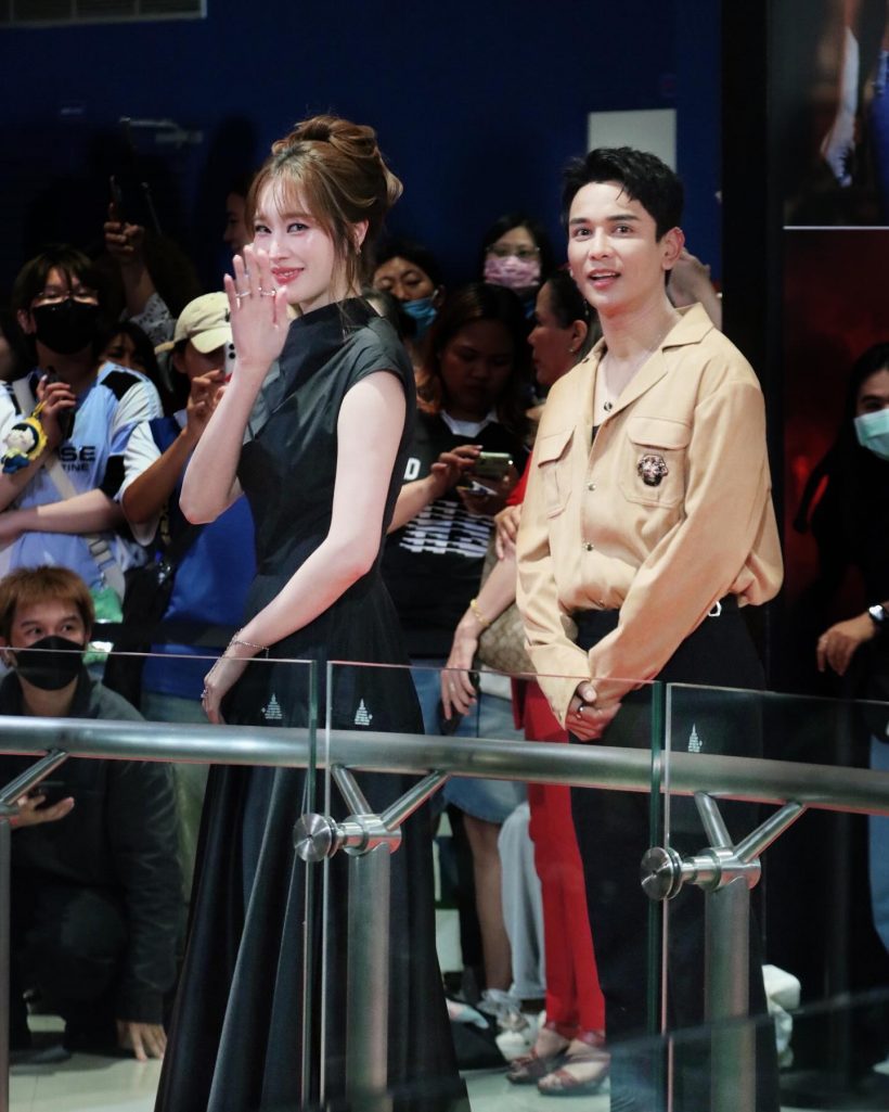 ลุ้นรีเทิร์น?คู่แฟนเก่า จูงมือเดินพรมแดง กรี๊ดแตกกันทั้งงาน