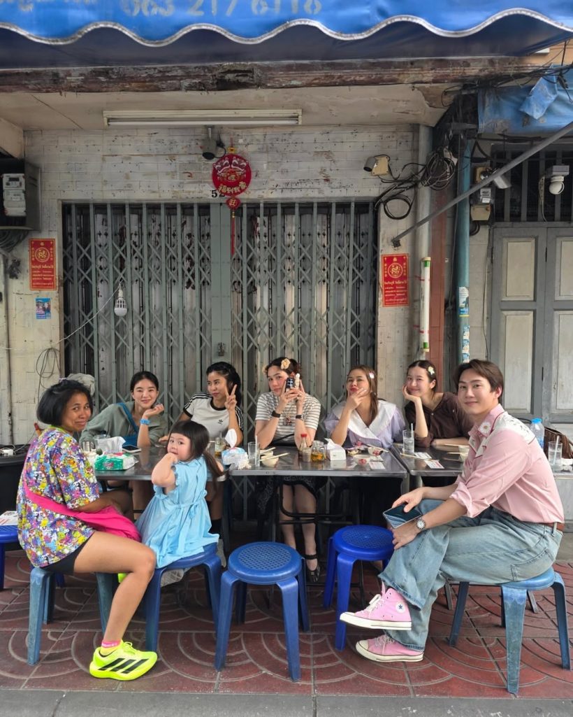 ฮือฮาทั้งร้าน ซุปตาร์หมื่นล้านคนนี้ อุ้มลูกกินอาหารริมทาง