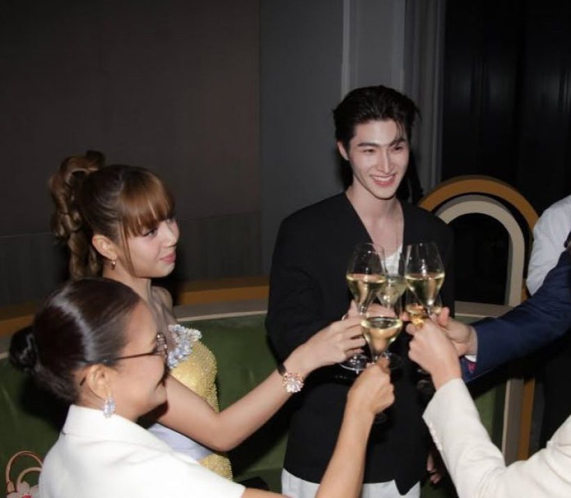 ลิซ่า ส่งดอกไม้ซัพพอร์ตหนุ่มหล่อ ขึ้นแท่นน้องรักอีกคนแล้ว