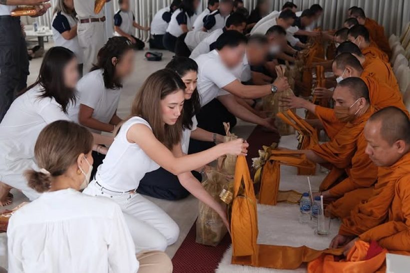 ภาพนี้มีความหมาย! เพลง ชนม์ทิดา รวมญาติฉลองวันเกิดพ่อเอ๋ หน้าโลงศพ