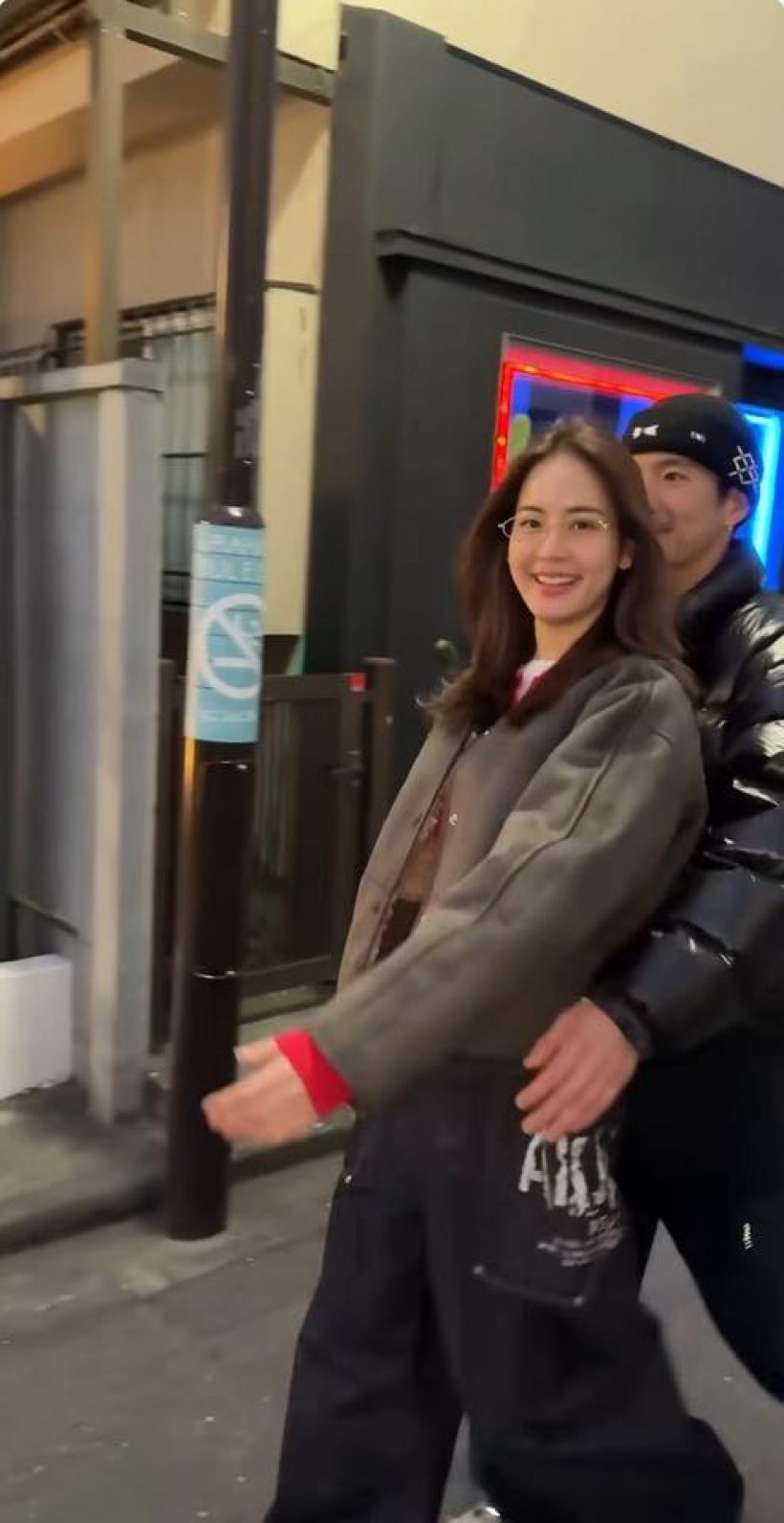 สิงเลยมั้ย?ชาวเน็ตแซวแรงหลังเห็น อาเล็ก-โบว์ ตัวติดกันหนึบ