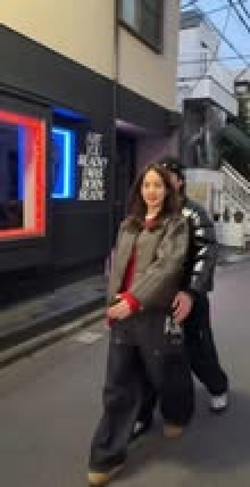 สิงเลยมั้ย?ชาวเน็ตแซวแรงหลังเห็น อาเล็ก-โบว์ ตัวติดกันหนึบ