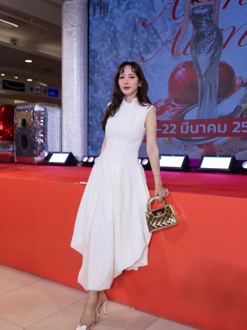 อั้ม พัชราภา แต่งชุดนี้เดินตลาด ออร่าสมฐานะซุปตาร์